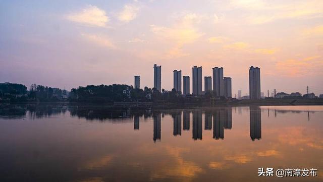 南漳晨光绘梦：当第一缕阳光吻醒湖畔的诗意