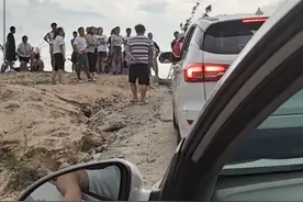 福建石狮有游客在海边空地停车被收费，官方：已制止，对涉事人员进行了批评教育图片