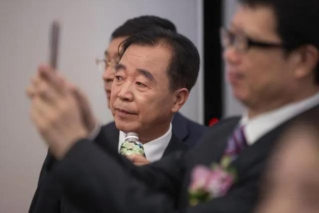 退休4年的铁塔前董事长全家“失联”真相可能比信号消失更复杂！