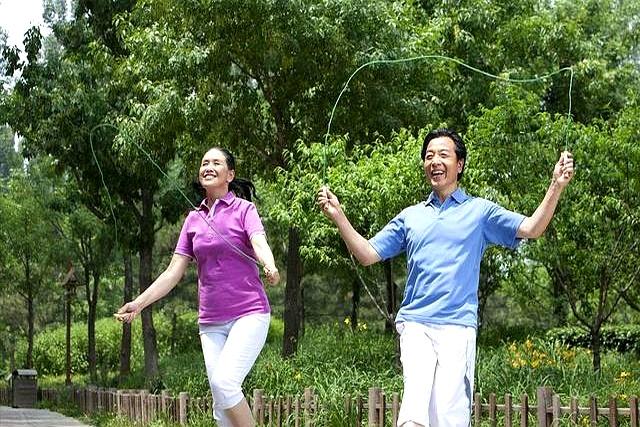 膝关节不好的人注意！医生劝告：这3种运动最伤软骨，尽量避开