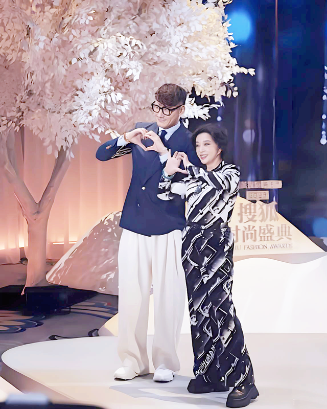 75岁刘晓庆与胡兵走红毯！看上去像姐弟俩，两人都是孤家寡人