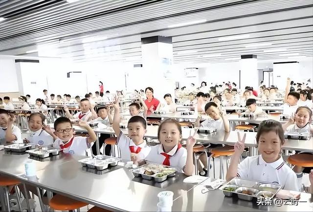 北京下了死命令：2027年底前	，所有中小学必须告别“校外配餐”