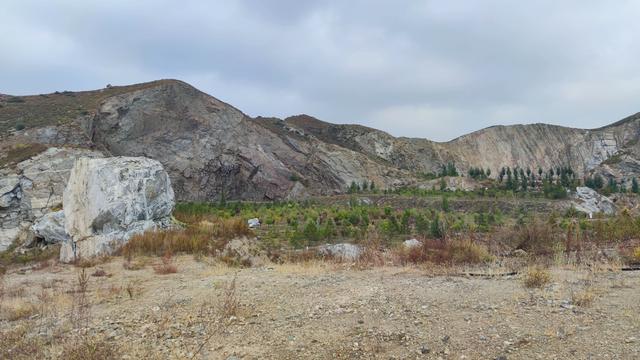 闲逛包头大青山南坡笸箩铺景点，去时一人，景区也一人，有点荒野