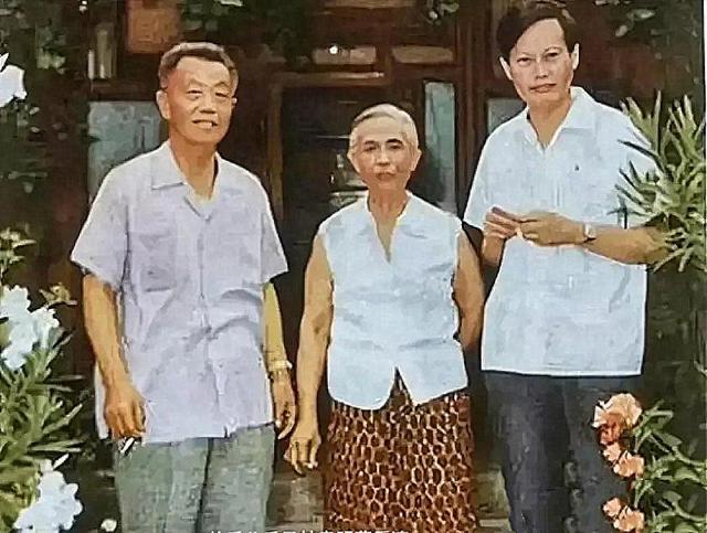 1971年，杨振宁和岳父杜聿明、岳母曹秀清在北京的合影，难掩紧张