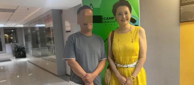 袁立近照曝光，身上米黄色裙子抢镜，比之前瘦了，公开讲课状态好