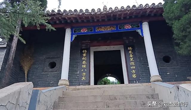 参观新密北宋名将杨业祠，祠内石人军士方阵堪称一绝