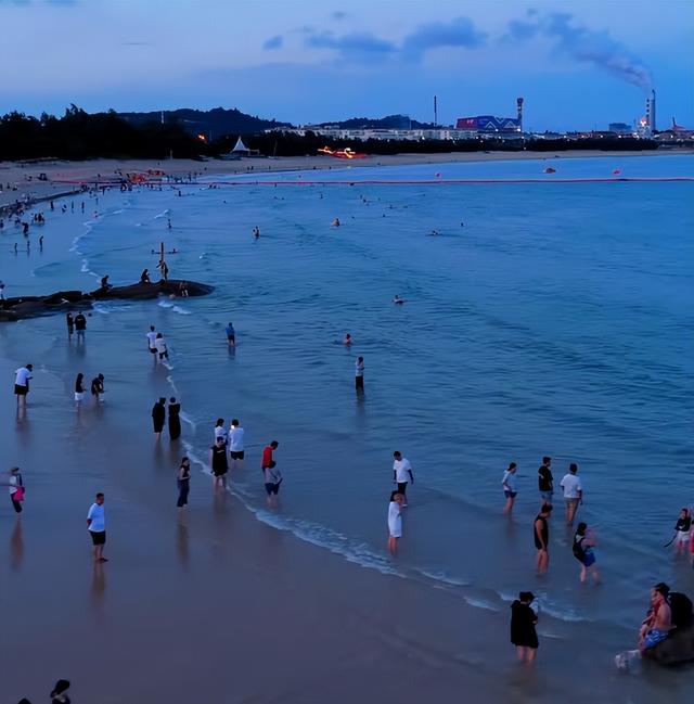 离谱！博主海边拍照遭驱赶，对方放话承包整片海岸，文旅出手了