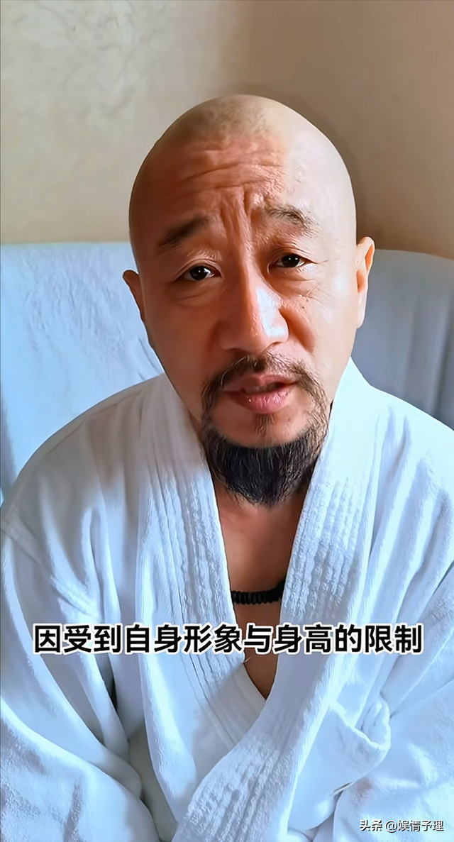 78岁李保田近况令人唏嘘，住处杂乱喝10元桶装水，如今老到不敢认
