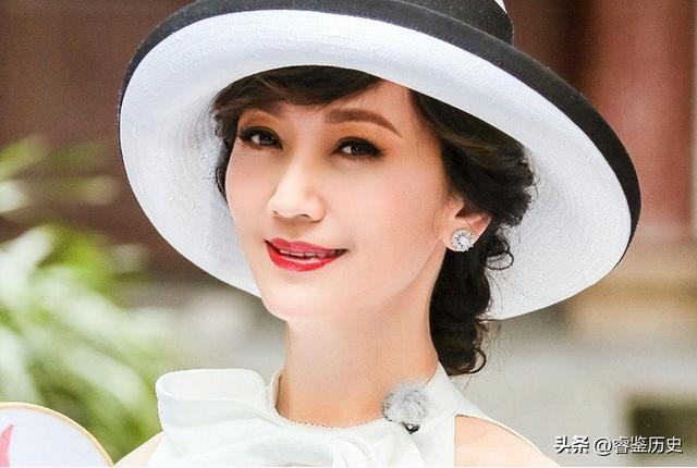 78岁连路都走不稳还开演唱会，全网骂声一片	，她却扬言回馈粉丝