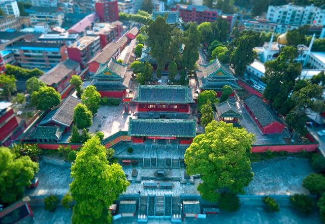 正式通车！全线免费！新挖赏秋天花板小城，绝美彩林不输九寨！地道美食50元吃爽！