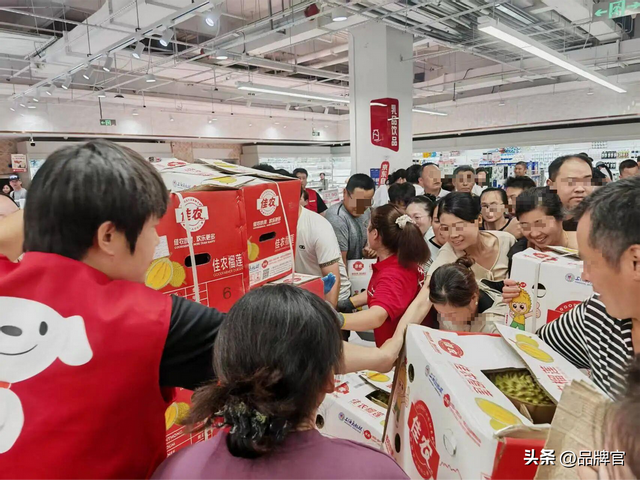 30万人次！70万枚9.9元鸡蛋售罄，又一零售巨头扑向“穷鬼超市”