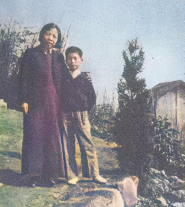 1997年，李鹏总理全家在玉泉山游玩，难得团聚，女儿女婿罕见出镜