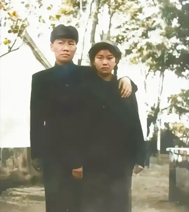 这是刘思齐和毛岸英的真实合影，并非演员扮演，货真价实的照片