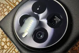 真我Gt5pro摄像头有灰尘图片