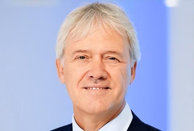 中国大量进口光刻机相关设备，阿斯麦CEO称：中国客户什么都要