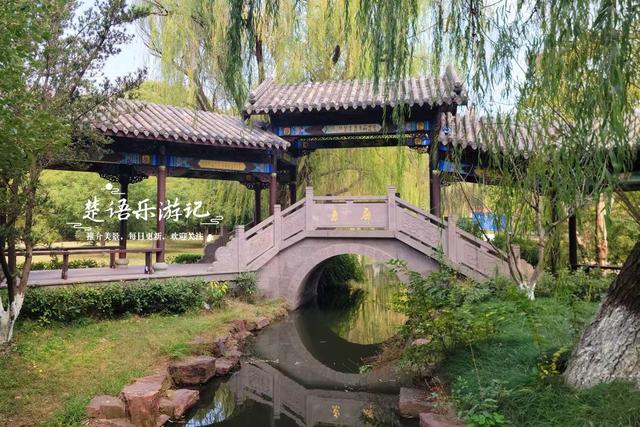 浙江宁波这处风景果然没让人失望，园林风情意境清幽，红枫更优美