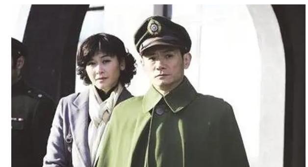 16年前，他在爱妻葬礼上哭到昏厥发誓永不再娶，如今怎么样了？