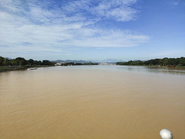 越南顺化大桥，北面不远就是越战中南越和北越的分界线-战争遗址