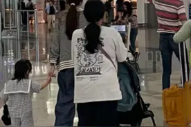 向佐全家出游，儿子学他披头散发有个性，仨保姆只拿行李不用看娃图片