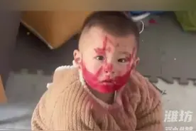 萌娃搞笑日常|姐弟俩玩妈妈口红，妈妈：两眼发黑 脑子一片空白图片