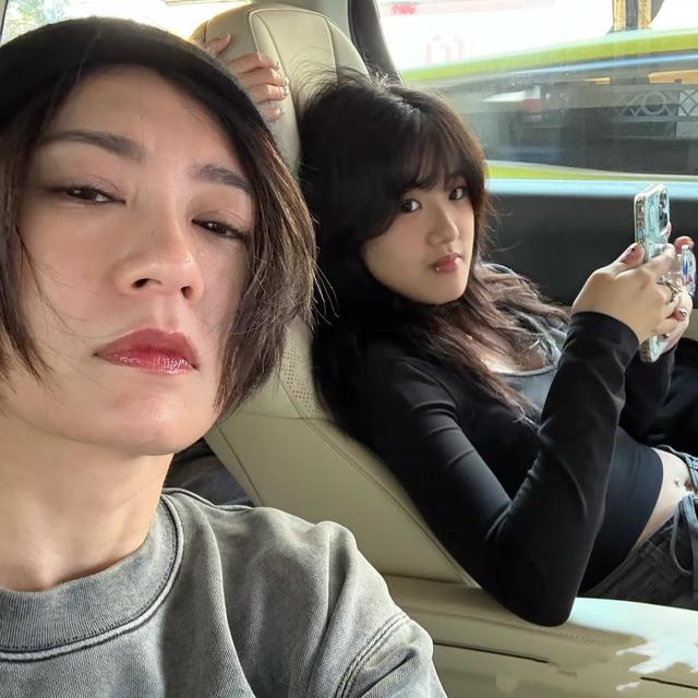 贾静雯一家过圣诞，梧桐妹穿低胸裙身材傲人，咘咘和波妞越来越像