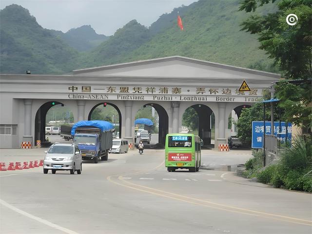 不狠不行的中越边境：数百公里的铁丝网，这下越南人看了都老实了