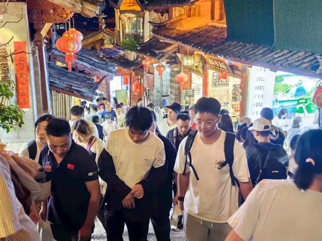 逃离40℃高温!我在丽江20℃的夏夜里,找到了最治愈的人间烟火