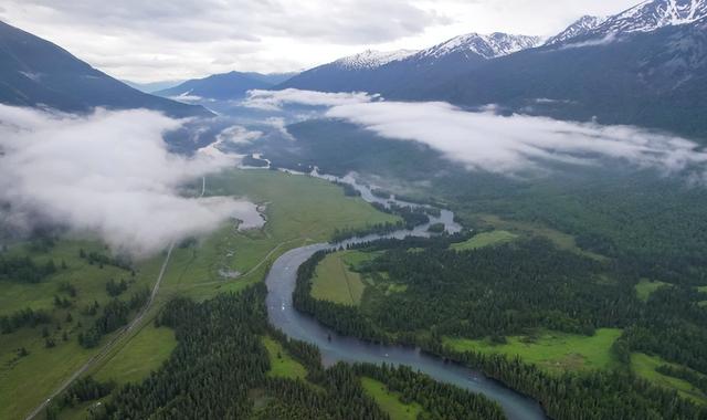 新疆与俄罗斯交界有个县，出了三个世界级景点，风景绝美不输瑞士