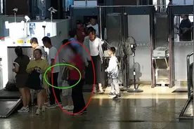 女子见财起意，安检口拿走他人挎包，包内有受害人新买的手机图片