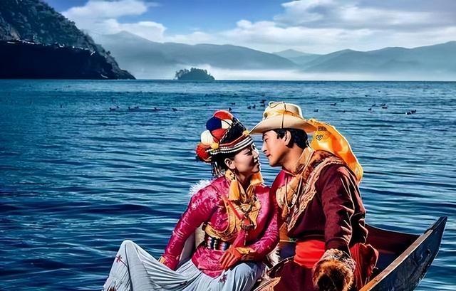 真正的女儿国：男不娶女不嫁，相中就晚上爬窗户，孩子扔给舅舅养