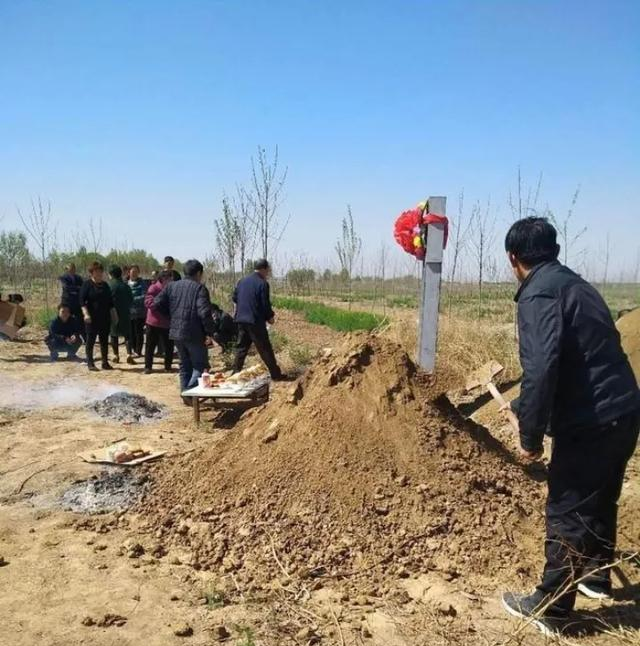 俗语“修坟不能添外土，外土进坟财路堵”有道理？清明祭祖有讲究