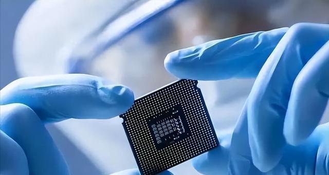 傻眼了！西方光刻机大规模停机，美方：这都怪中国