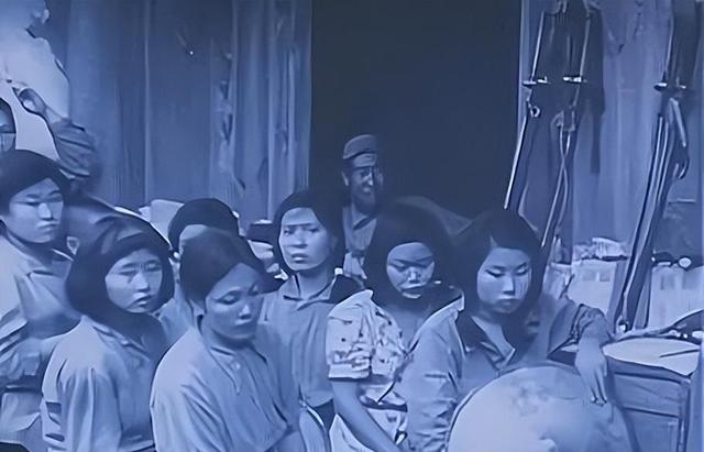 她18岁被抓去当慰安妇，一晚上轮流伺候50名日军，最后还怀了孩子