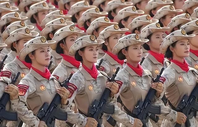 93受阅女兵参加婚礼被骂惨！网友：穿这套衣服去是几个意思？