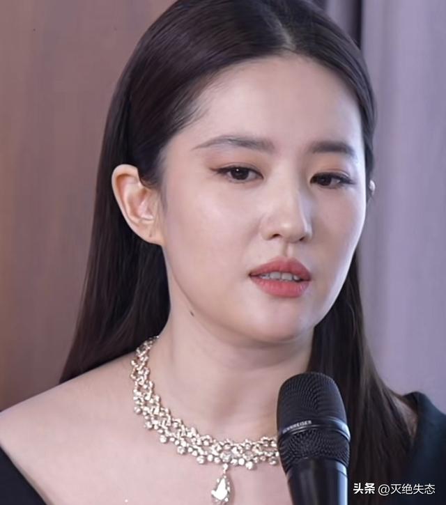 明星去掉滤镜后，秦海璐“秃顶”，刘亦菲牙黄，宋祖英老到没认出