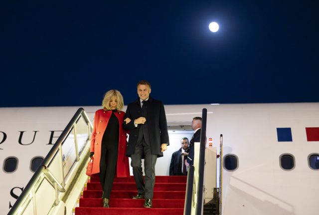 马克龙抵京后发文称很高兴