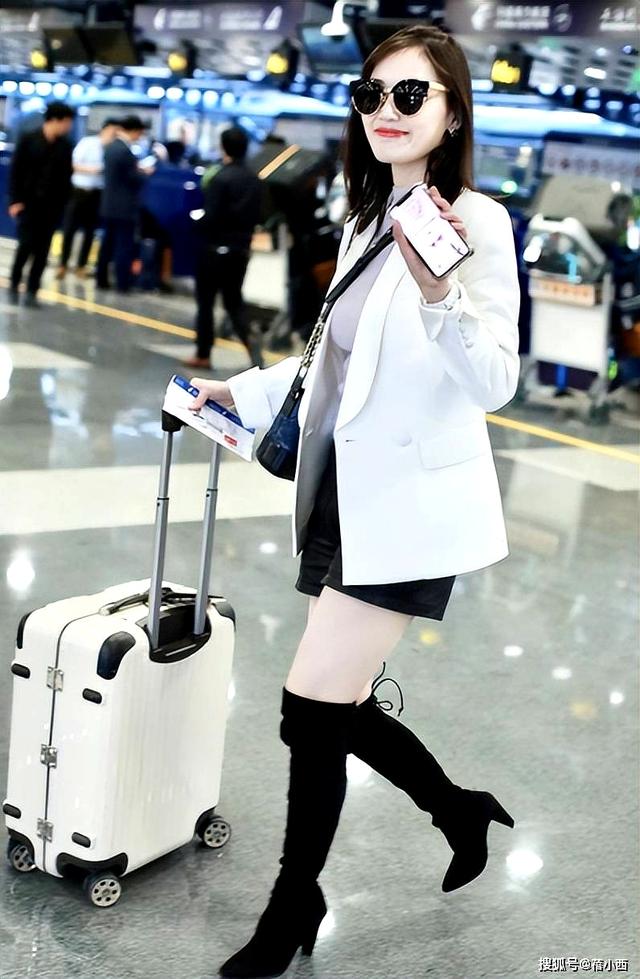 马蓉离开王宝强9年后更美了！穿搭时髦秀豆腐腿，越活越像大明星