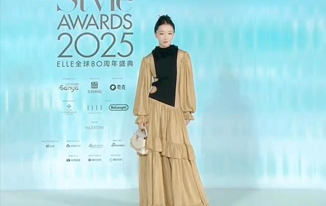 红毯一团乱！代露娃摔3次，沈佳润走过头，张凌赫被吹成“海胆”