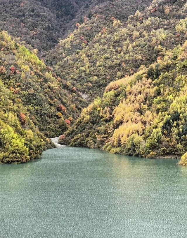 【美丽四川】平武天母湖，邂逅一场彩林与碧水的秋日盛宴‖柳红樱