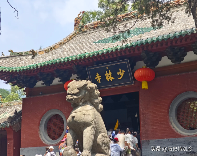 少林寺现状：入口警察排查，方丈室全方位封锁，释永信石碑被遮挡
