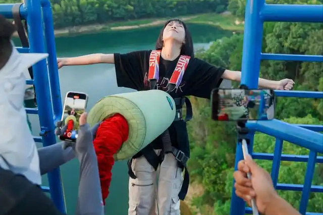 从伤口到视频，中国游客马尔代夫遇险，谁在导演“玩命式创作”