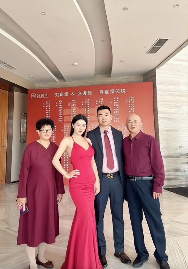 43岁香港过气香艳女星，嫁山东农村小伙火速怀孕，老公不介意过往