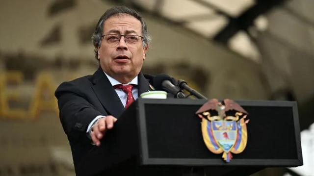 哥伦比亚富油区变战场，美军舰开火屠杀平民，佩特罗和特朗普对骂