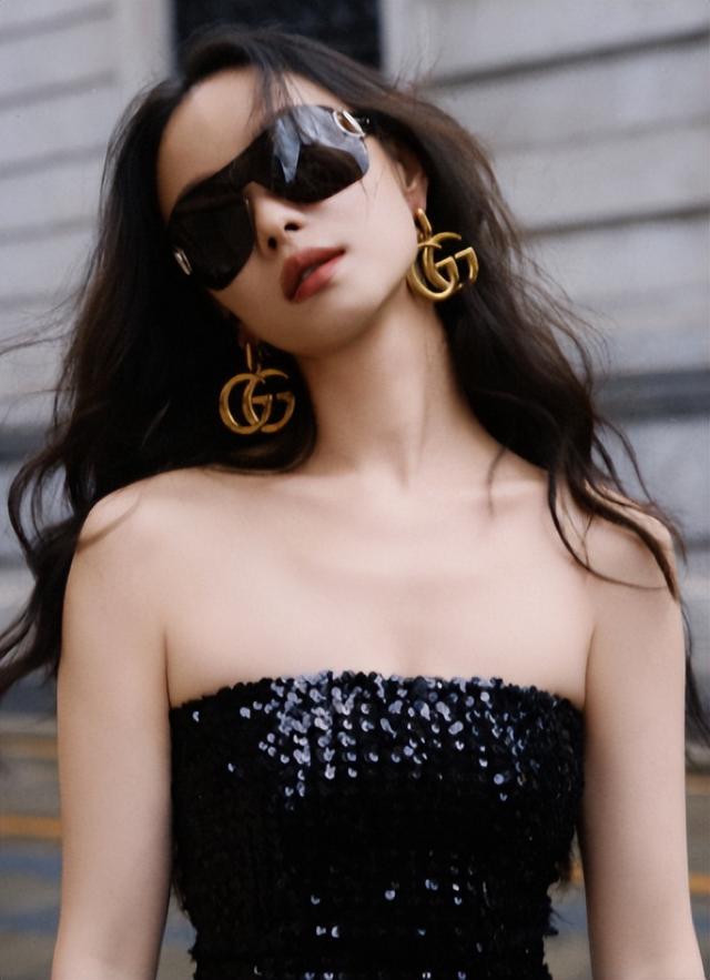 37岁倪妮晒照过圣诞，一细节暴露真实现状，难怪当初看不上冯绍峰