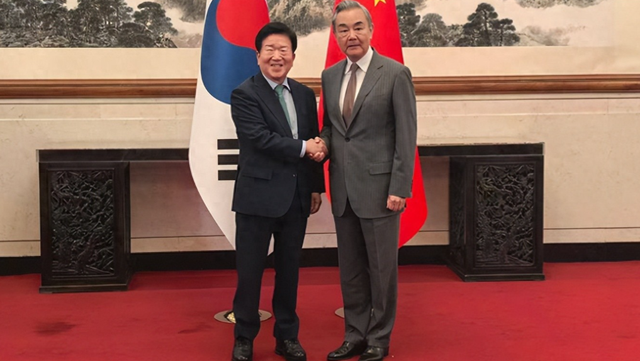 韩国特使团抵达北京，下飞机的第一句话不简单，中方回应很干脆