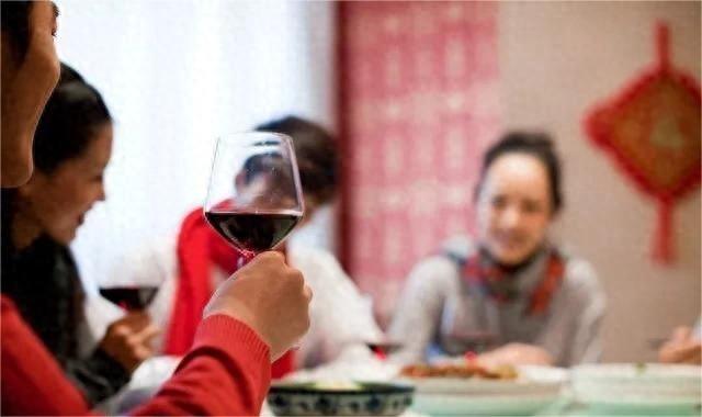 边牧撞碎100万玉镯，被主人暴打后卖到狗肉馆，3天后主人回家傻眼