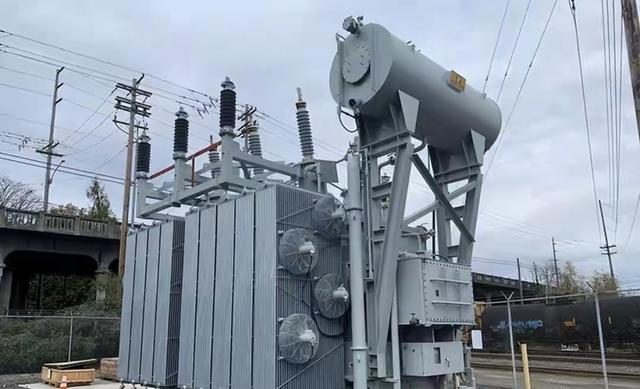 马斯克预言成真！全球抢购中国变压器，美国加税104%反被卡脖子