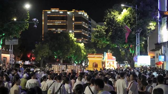 首日游客人数突破13万人次 长汀“双节”文旅活动多样 人潮涌动热力十足