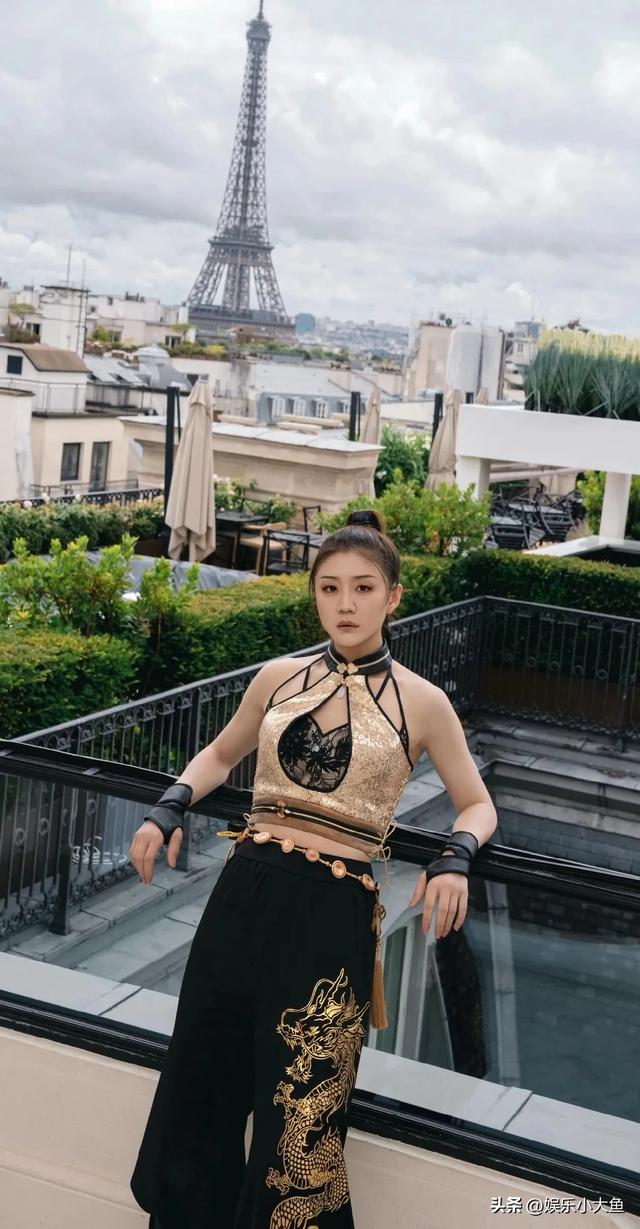 陈梦亮相巴黎时装周，一袭挂脖衣性感迷人，梦姐不打球穿衣好大胆