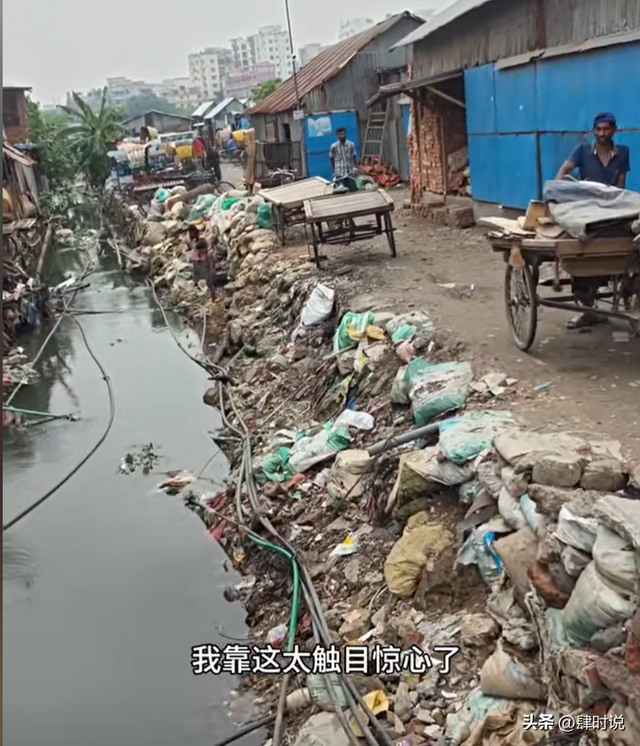 网友探秘恒河下游贫民窟，眼睛睁不开 全程干呕，小孩躺泥水里打滚